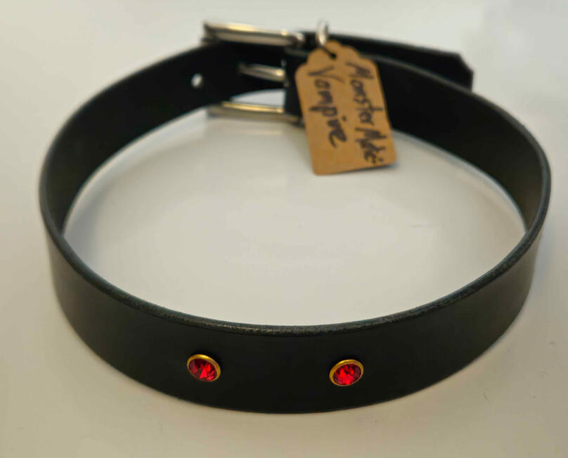 Vampire (Theme: Monster Mate) Collar max Ø: 54,5cm Collar min. Ø: 44,5cm 1000NOK/≈89€